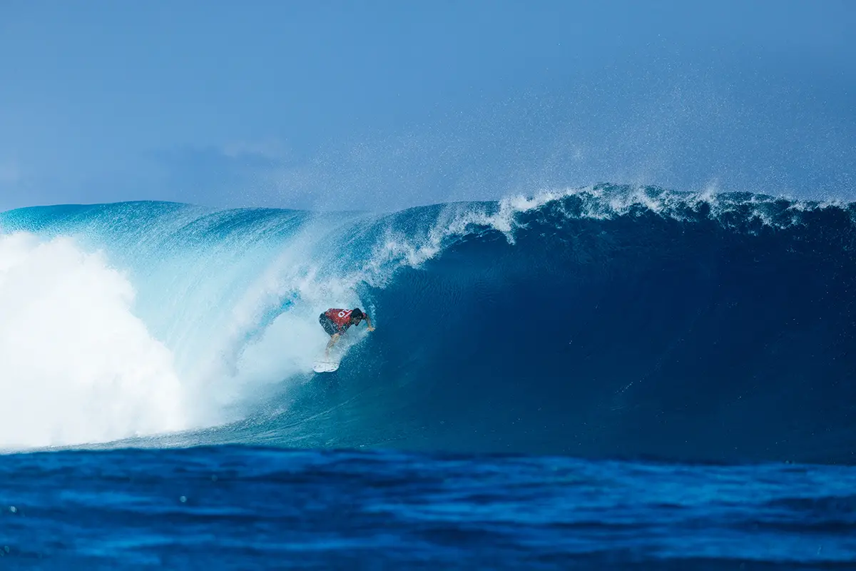 Gabriel Medina advance at WSL Fiji Pro