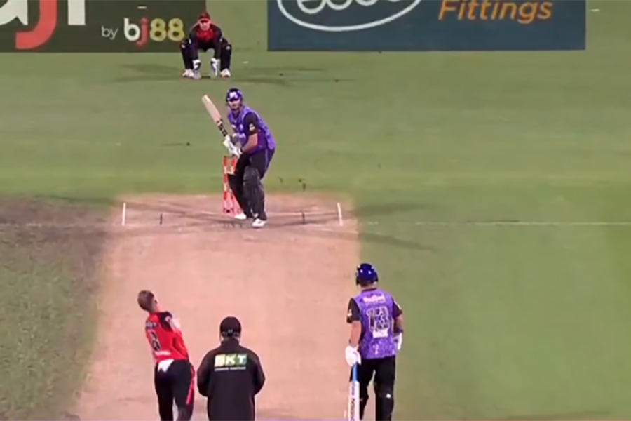 Hobart Hurricanes defeat Renegades